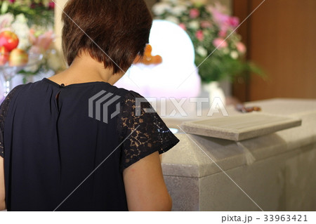 故人と対面する女性 故人と対面する女性 33963421
