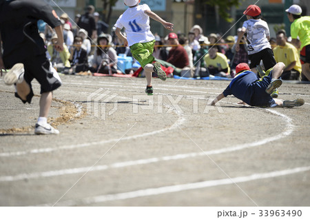 運動会イメージ（徒競走+転倒） 33963490