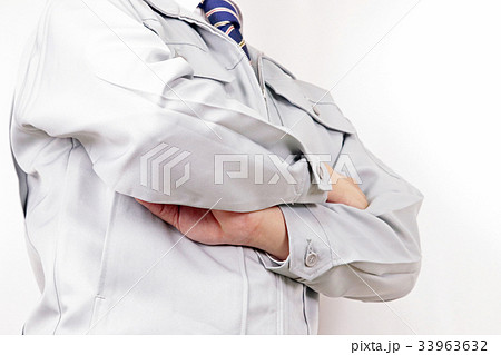 作業着 男性 ネクタイ ポーズ 腕組 33963632