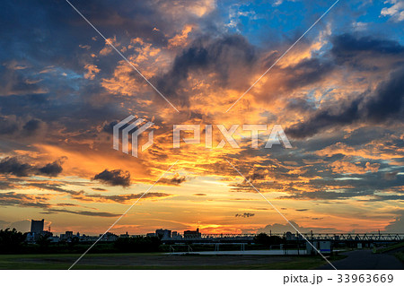 荒川河川敷から見るドラマティックな夕焼け空の写真素材