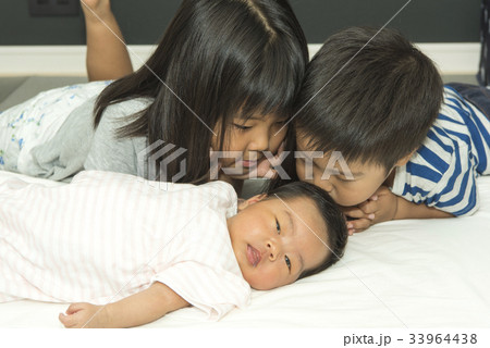 妹が産まれて喜ぶ姉と兄 妹が産まれて喜ぶ姉と兄 33964438