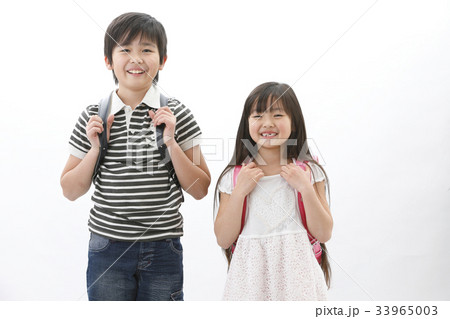 ランドセルを背負った兄妹 ランドセルを背負った兄妹 33965003