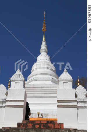 Wat Pratardnoi Temple at noon under blue sky 33967893