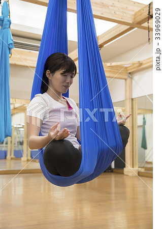 女性 エアリアルヨガ 女性 エアリアルヨガ 33969029