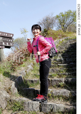 散策道の若い女性 散策道の若い女性 33969820