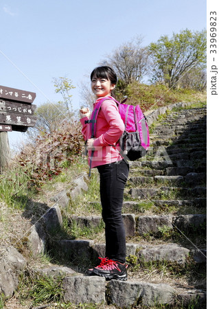 散策道の若い女性 33969823