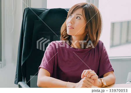 オフィスで働く若い女性 オフィスで働く若い女性 33970053
