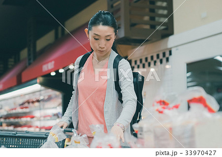 supermarket 33970427