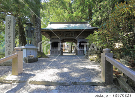 四国霊場第12番札所「焼山寺」山門（仁王門）から本堂を望む 33970823