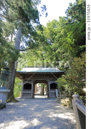 四国霊場第12番札所「焼山寺」山門(仁王門)から本堂を望む 四国霊場第12番札所「焼山寺」山門(仁王門)から本堂を望む 33970826