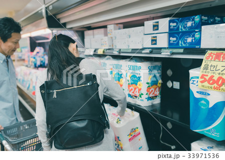 supermarket 33971536