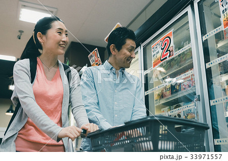 supermarket 33971557