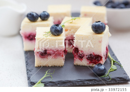 Mini cheesecakes with berries 33972155