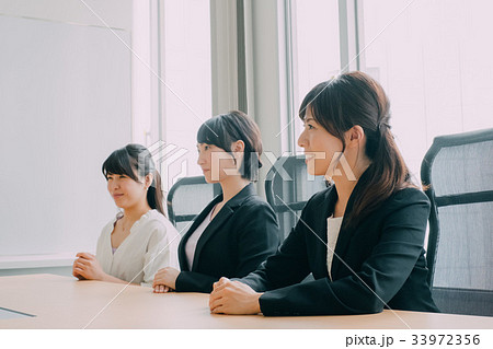 オフィスで働く若い女性 33972356