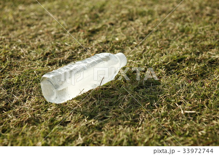 ミネラルウォーター 公園 水 33972744