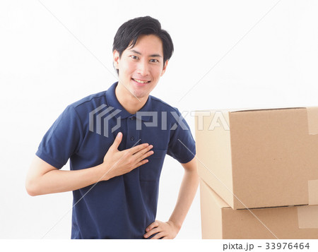 ダンボール箱と胸に手をあてる作業員 33976464