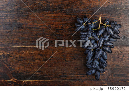 bunch of ripe blue grapes bunch of ripe blue grapes 33990172