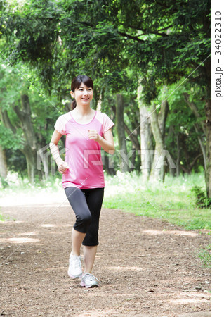 ランニング 走る ジョギング フィットネス 女性 エクササイズの写真素材