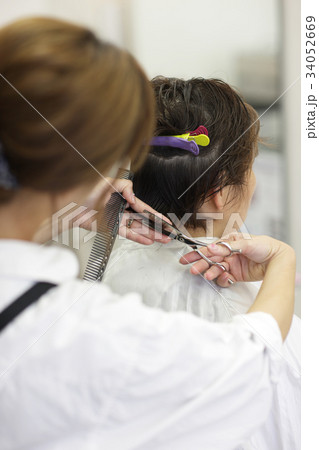 ヘアカットシーン　perming 美容室写真素材 34052669
