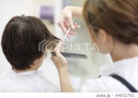 ヘアカットシーン　perming 美容室写真素材 34052701