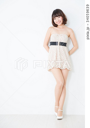 若い女性　 34059639