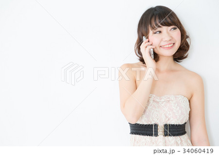 スマートフォンを使う女性 スマートフォンを使う女性 34060419