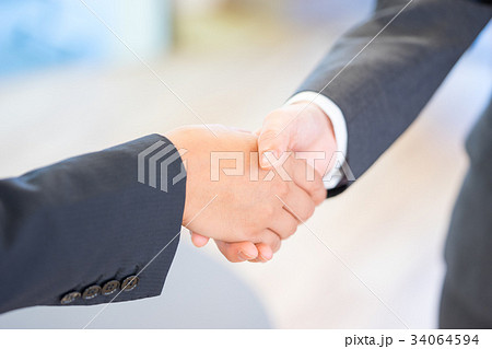 ビジネスシーン　握手　男性 34064594