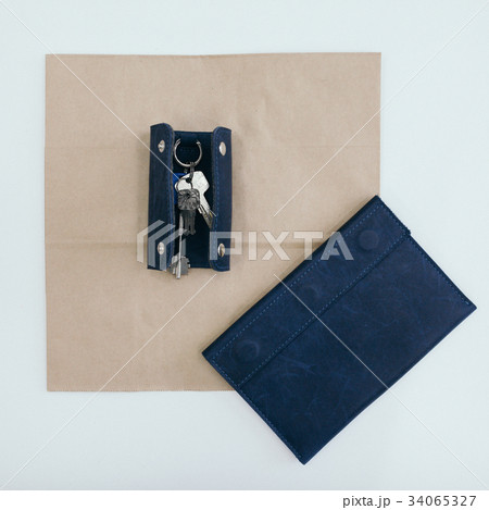 Blue purse with keys. paper and white background 34065327