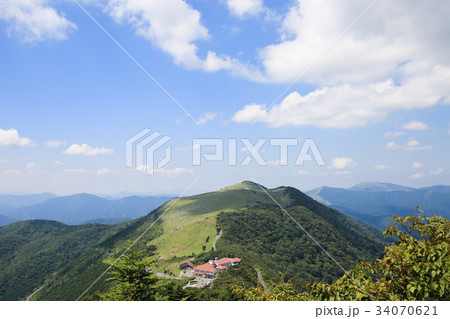高知県津野町　四国カルスト天狗高原　瀬戸見の森から見た天狗荘 34070621