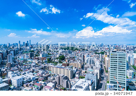 東京都 夏空 都市風景の写真素材