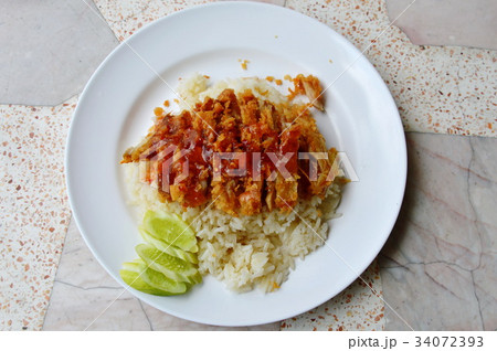 fried chicken on steamed rice dressing chili sauce 34072393