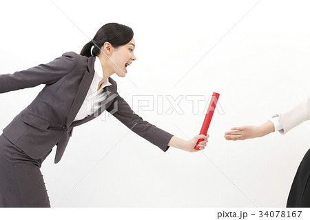 ビジネスウーマン スーツ 女性 白バック バトンタッチ ビジネスウーマン スーツ 女性 白バック バトンタッチ 34078167