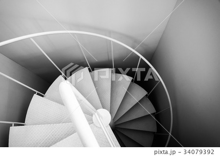 らせん階段（モノクロ・ノイズ） 34079392