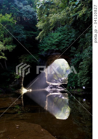 千葉県　亀岩の洞窟　濃溝の滝　彼岸の光芒 34110827