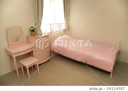 ピンク家具の寝室の写真素材
