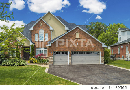 Custom built luxury house in the suburbs of Custom built luxury house in the suburbs of 34129566