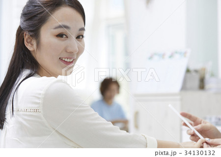 美容室 ネイルケア 女性 34130132