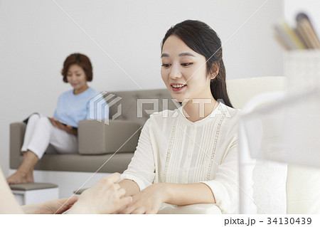 ネイルケア 女性 女 34130439
