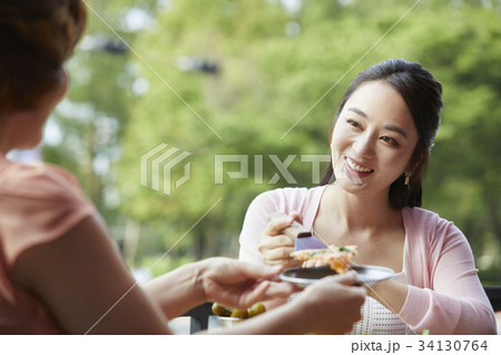 食事 女性 女 34130764