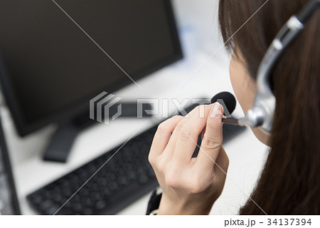 ヘッドセットで話す女性社員 ヘッドセットで話す女性社員 34137394