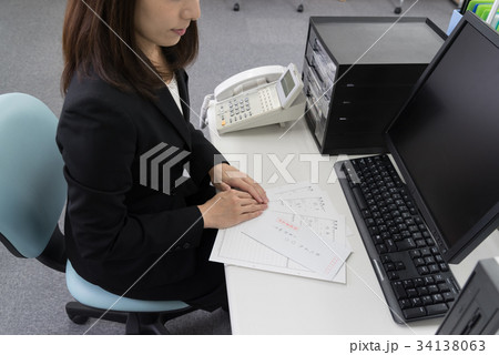 履歴書を確認する採用担当者 履歴書を確認する採用担当者 34138063