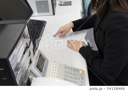 履歴書を確認する採用担当者 履歴書を確認する採用担当者 34138466