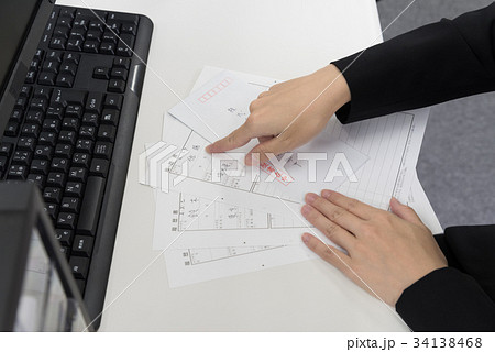 履歴書を確認する採用担当者 34138468
