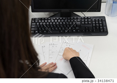 履歴書を確認する採用担当者 履歴書を確認する採用担当者 34138471