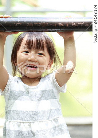 公園 (子供 女児 元気 活発 自然 コピースペース 鉄棒 鉄柵 カメラ目線 笑顔 遊具) 公園 (子供 女児 元気 活発 自然 コピースペース 鉄棒 鉄柵 カメラ目線 笑顔 遊具) 34143174