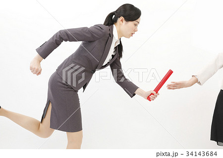ビジネスウーマン　スーツ　女性　白バック　バトンタッチ 34143684