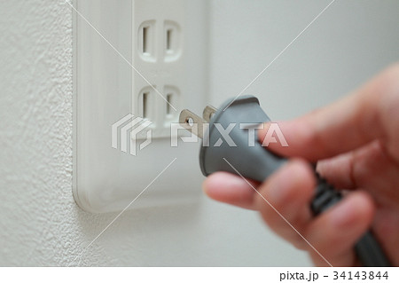 コンセント (手 指 女性 ボディパーツ 電源 エネルギー 電気 プラグ 節約 省エネ エコ) 34143844