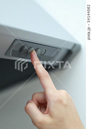 主婦 (レンジフード 換気扇 女性 スイッチ ボタン 指 ボディパーツ キッチン 台所 顔なし) 34144062