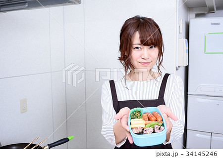キッチンでお弁当を用意する女性 正面 キッチンでお弁当を用意する女性 正面 34145246