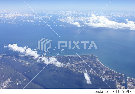 米国東海岸フロリダ州、砂洲のケープカナベラル空軍基地の宇宙ロケットセンターと遠く雲が浮かぶ大西洋 34145697